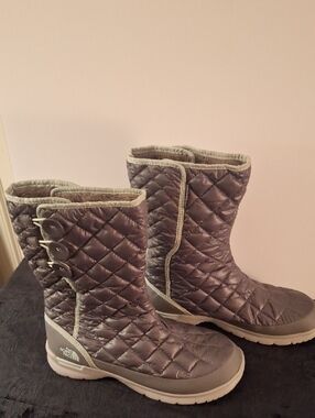 The North Face Women's Quilted Silver Gray Insulated Winter Boots